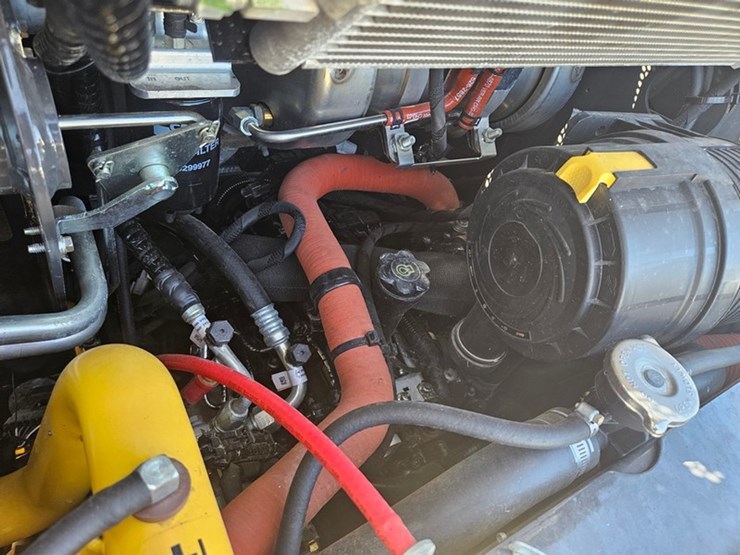 new-holland-l320-image-14