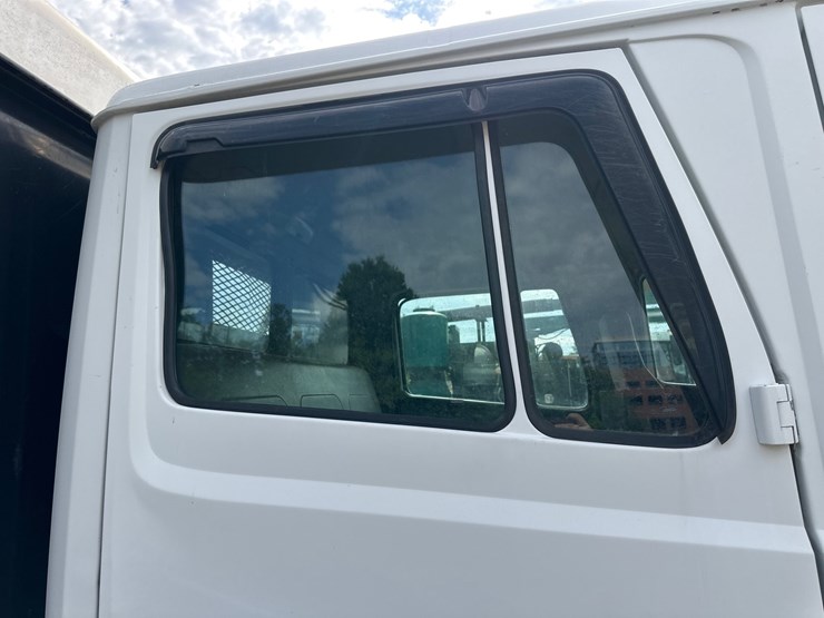 2003-freightliner-fl80-image-12
