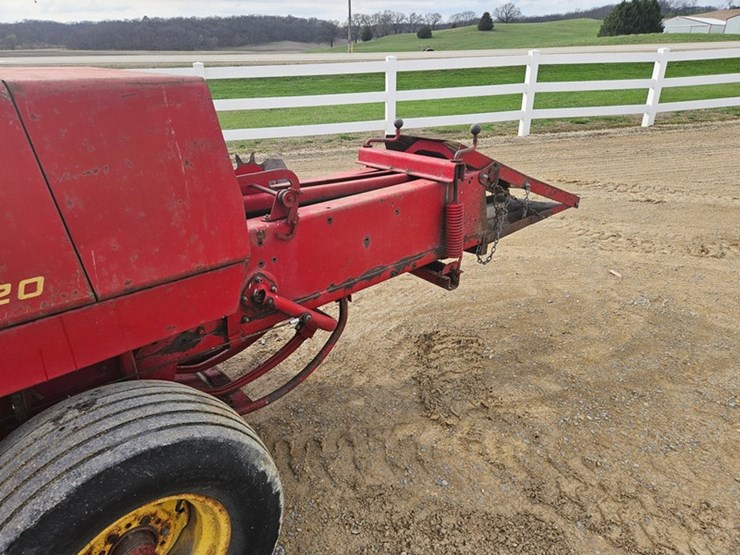 new-holland-320-image-29