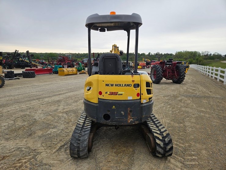 new-holland-e35-image-4