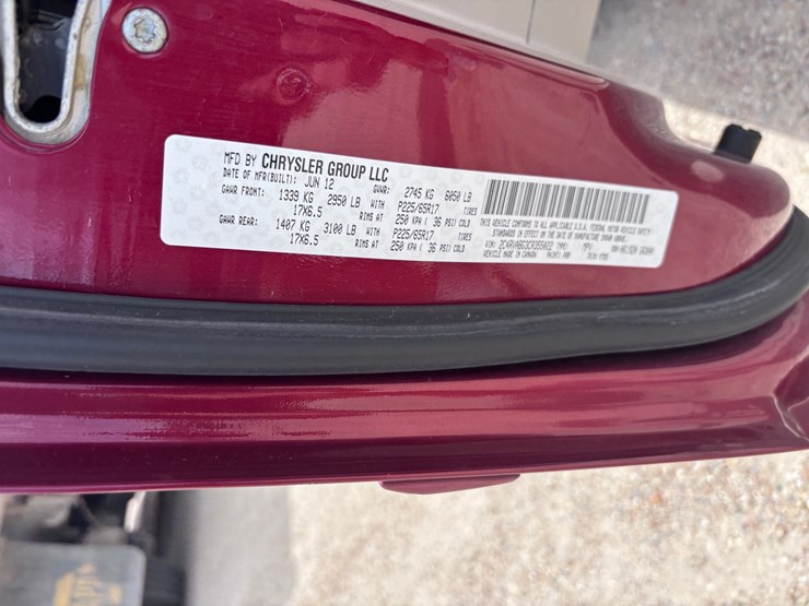 2012-volkswagen-routan-image-16