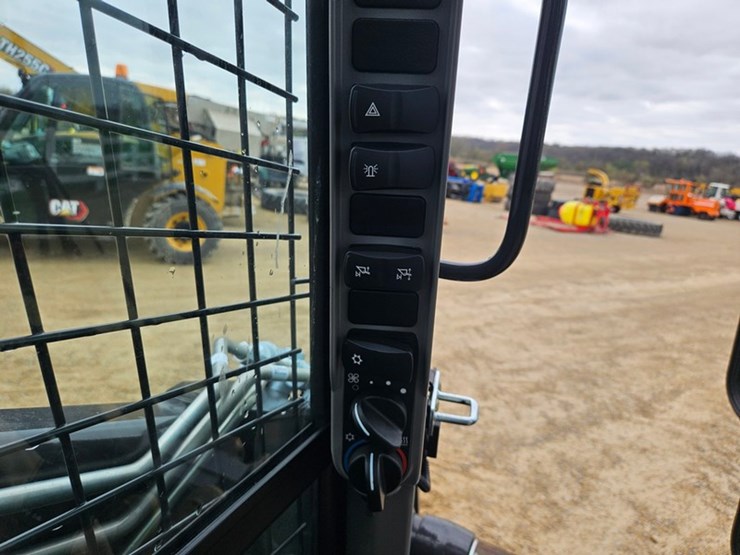 new-holland-l328-image-24