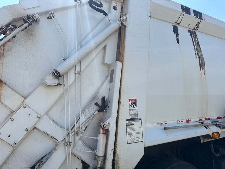 #9-•-2016-freightliner-heil-rear-load-garbage-truck-image-16