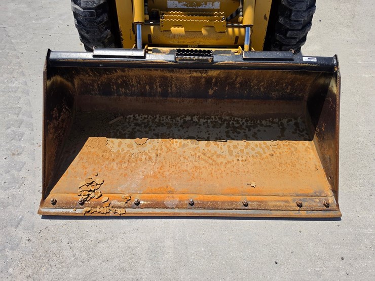 2007-deere-320d-image-3