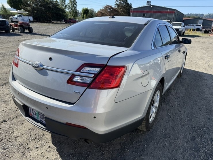 2017-ford-taurus-awd-sedan-image-4
