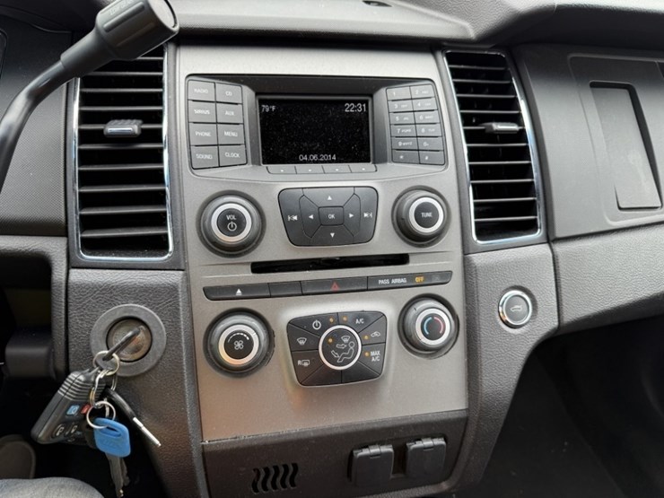 2015-ford-taurus-awd-sedan-image-31