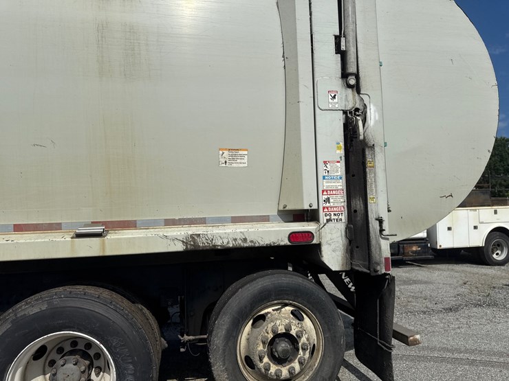 #5-•-2018-peterbilt-mammoth-front-loader-image-25
