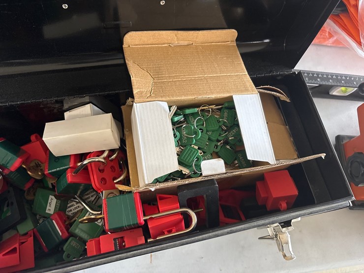 #4043-•-waterloo-tool-box-with-contents-image-2