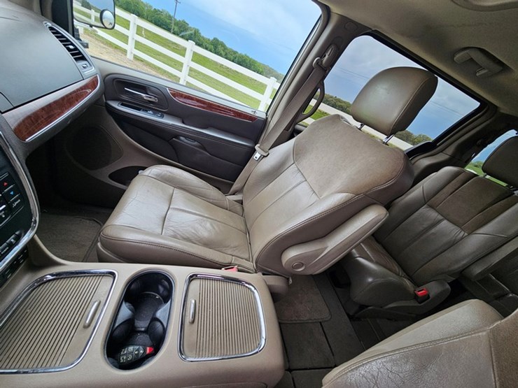 2011-chrysler-town-&-country-image-40
