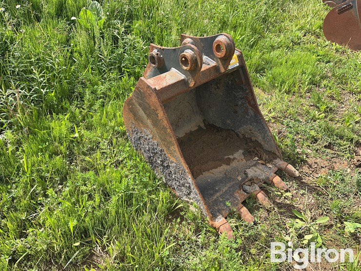 case-new-holland-24”-backhoe-bucket-image-3