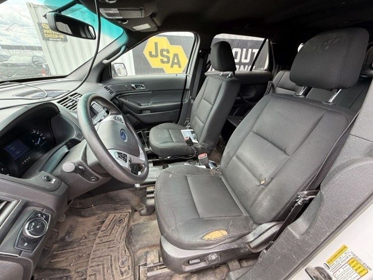2015-ford-explorer-image-25