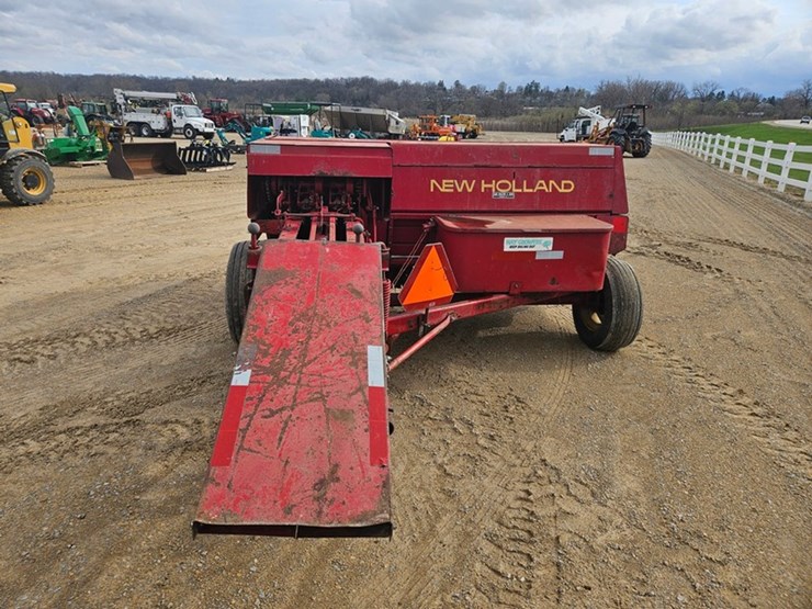 new-holland-320-image-4