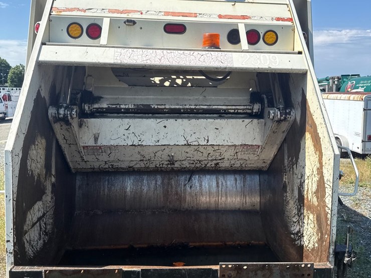 #8-•-2017-crane-carrier-heil-rear-load-garbage-truck-image-6