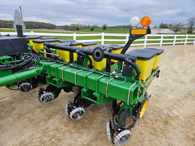 john-deere-7200-image-57