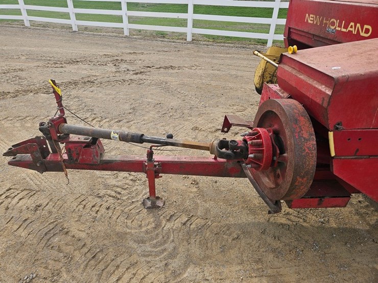 new-holland-320-image-28