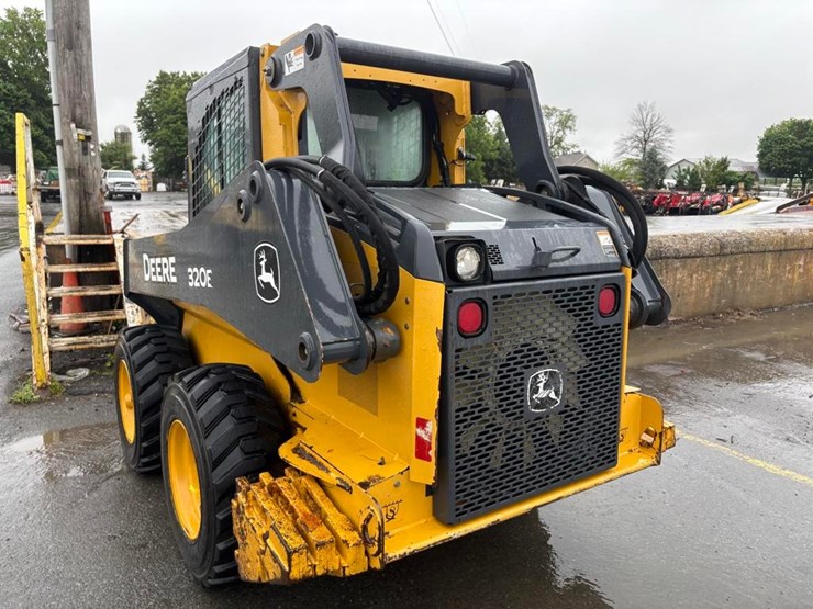 deere-320e-image-26