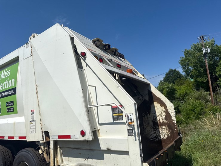 #8-•-2017-crane-carrier-heil-rear-load-garbage-truck-image-32