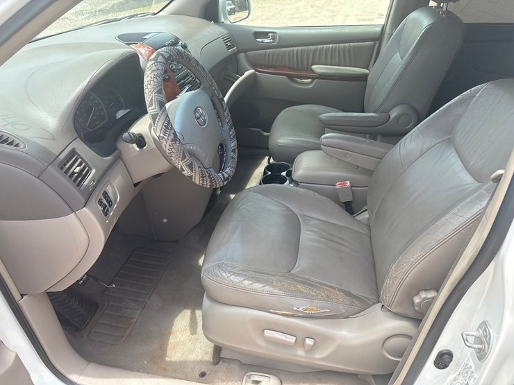 2003-toyota-sienna-image-7
