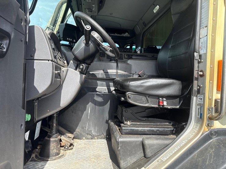 #5-•-2018-peterbilt-mammoth-front-loader-image-44