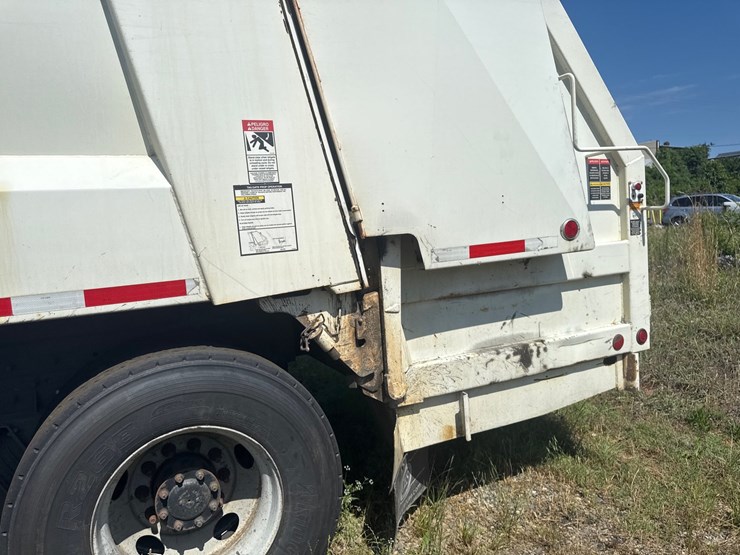 #8-•-2017-crane-carrier-heil-rear-load-garbage-truck-image-28