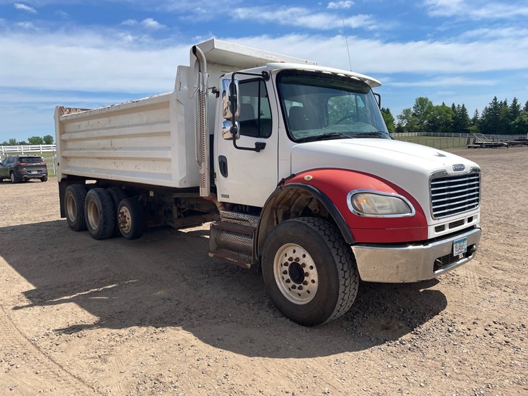 #1328-•-2008-freightliner-dump-truck-(has-mn-title)-image-4