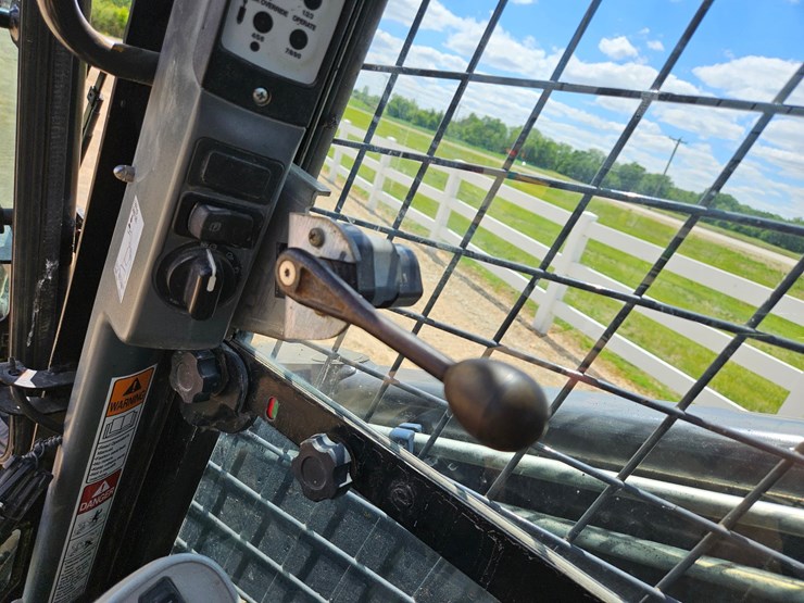 new-holland-c238-image-28