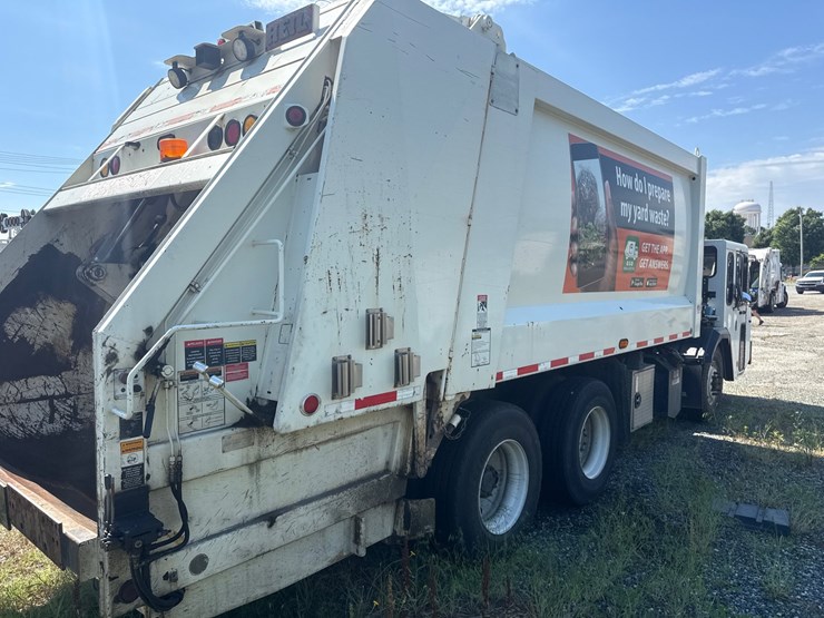 #8-•-2017-crane-carrier-heil-rear-load-garbage-truck-image-8