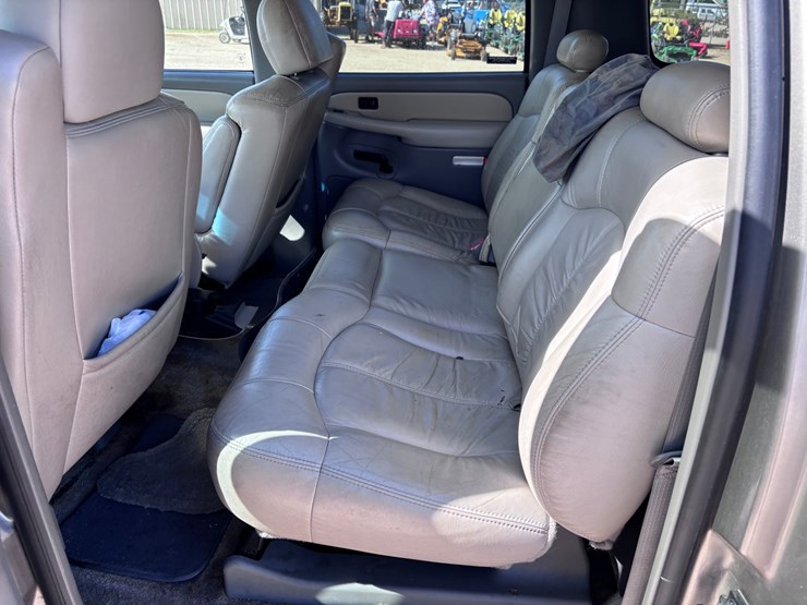 2002-chevrolet-suburban-image-6