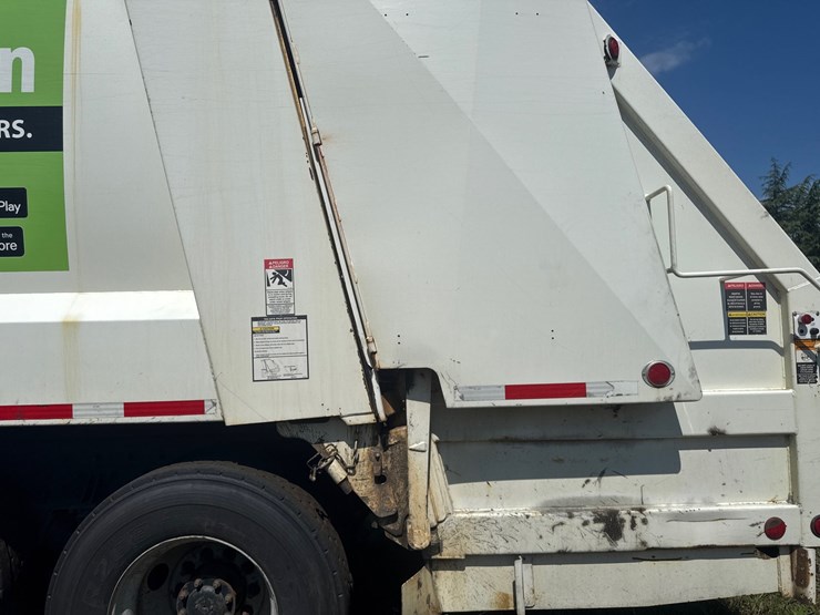 #8-•-2017-crane-carrier-heil-rear-load-garbage-truck-image-29