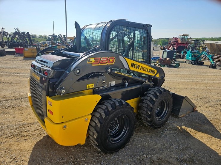 new-holland-l320-image-5