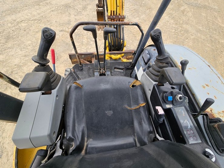 new-holland-e35sr-image-24