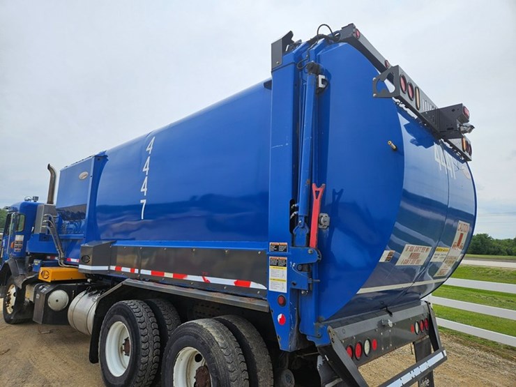 #5222-•-2015-peterbilt-garbage-truck-image-21
