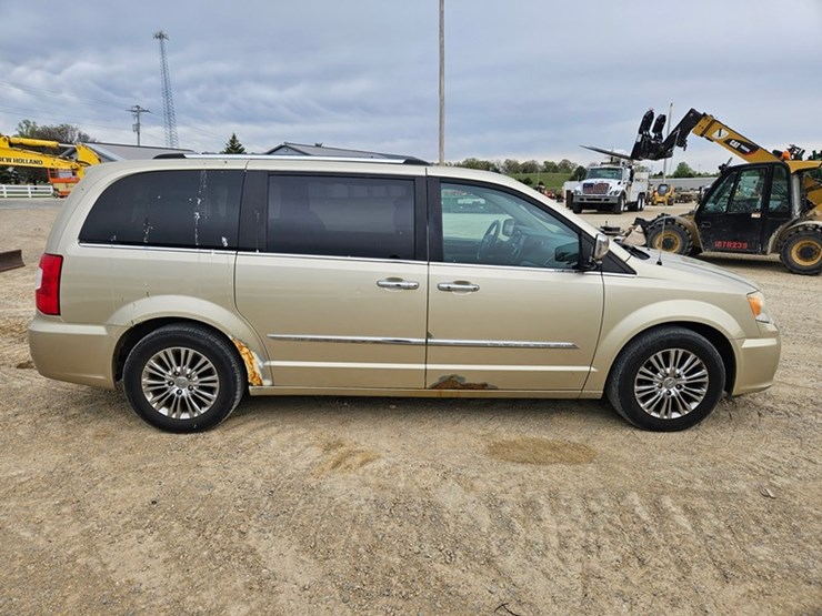 2011-chrysler-town-&-country-image-6