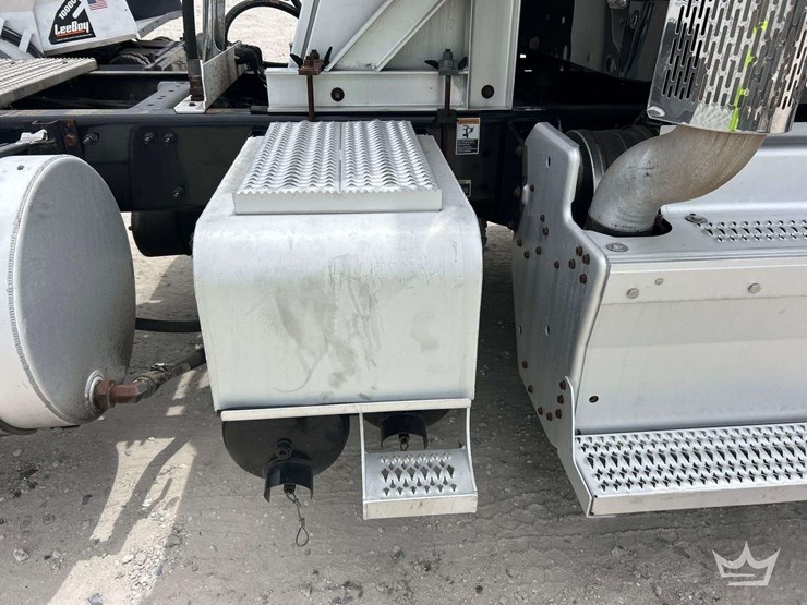 2018-peterbilt-579-image-35