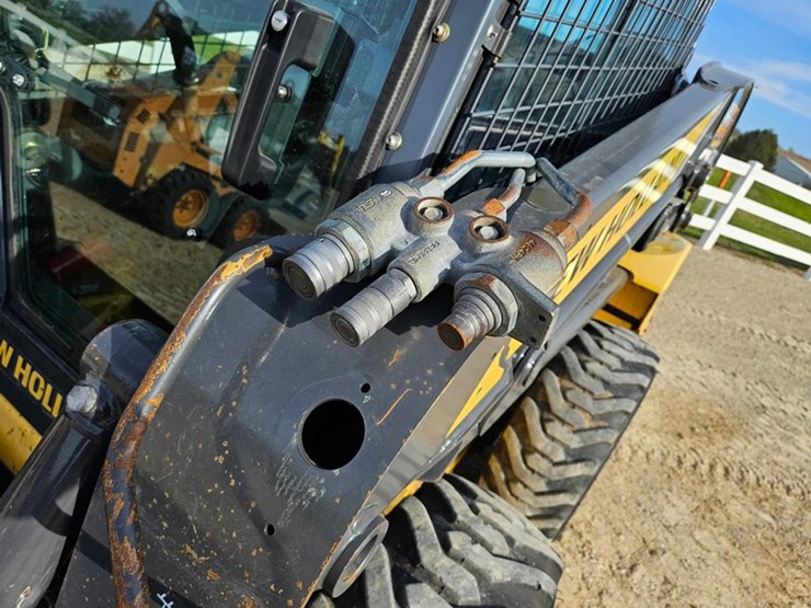 new-holland-l218-image-12