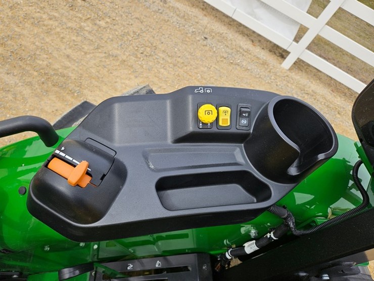 2024-john-deere-5067e-image-23