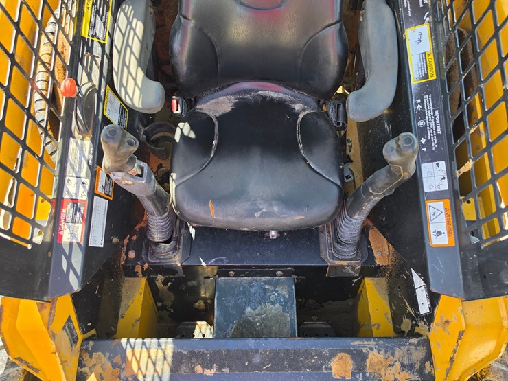 2007-deere-320d-image-9