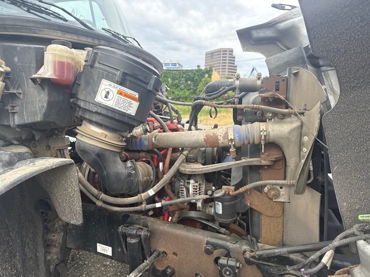 2014-freightliner-114sd-image-49