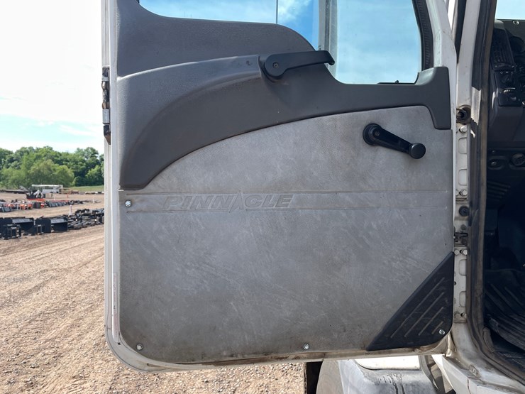 #1330-•-2012-mack-pinnacle-600-truck-tractor-(has-mn-title)-image-30