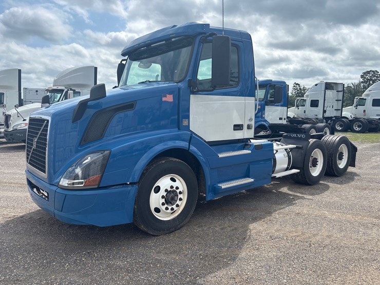 2016-volvo-vnl64t300-image-1