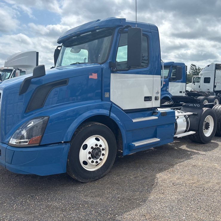 2016 VOLVO VNL64T300