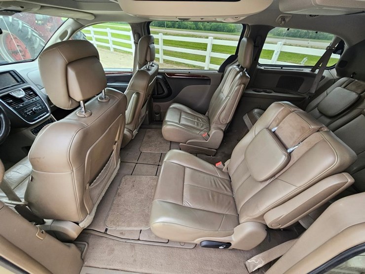 2011-chrysler-town-&-country-image-21
