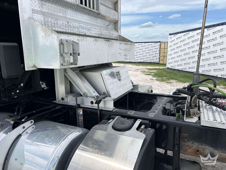 2019-peterbilt-579-image-22