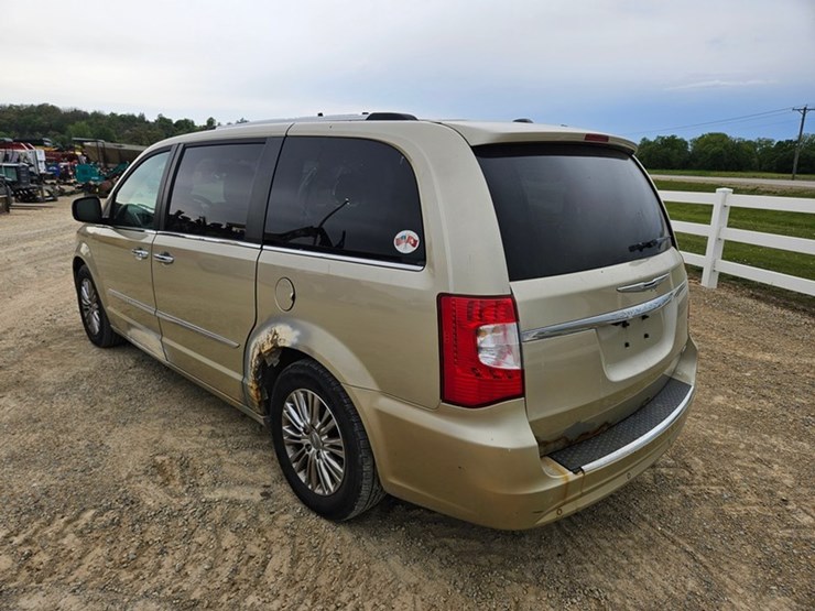 2011-chrysler-town-&-country-image-3