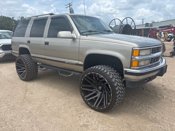 1999-chevrolet-tahoe-image-2