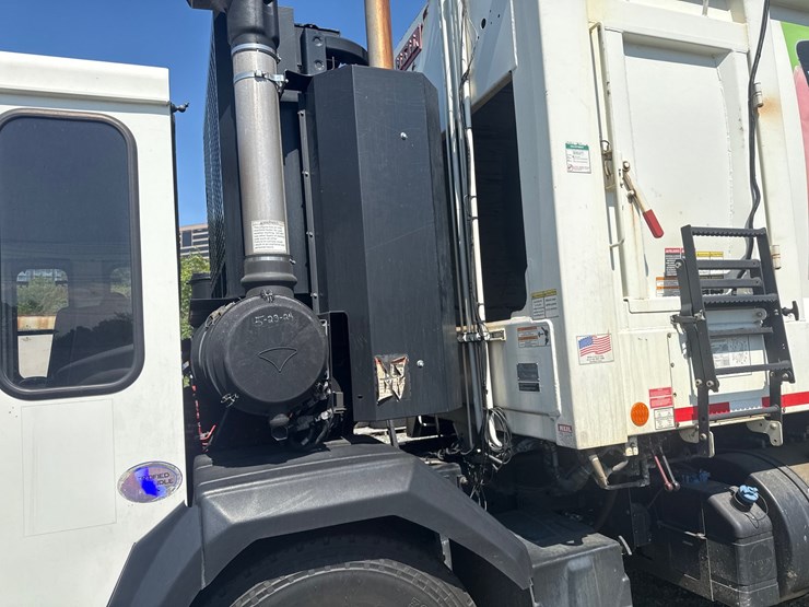 #8-•-2017-crane-carrier-heil-rear-load-garbage-truck-image-13