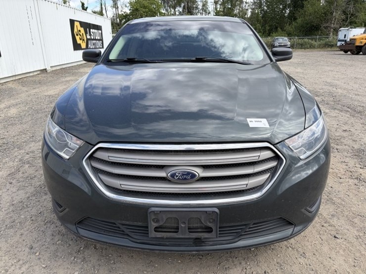 2016-ford-taurus-sedan-image-8