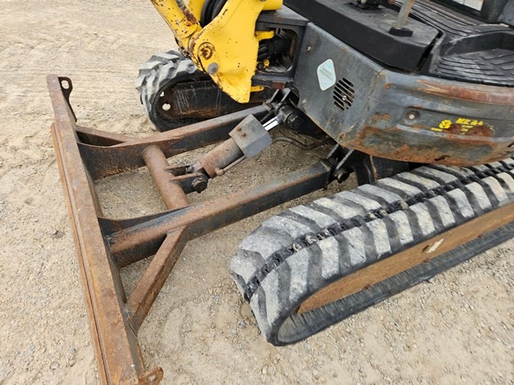 new-holland-e35-image-16