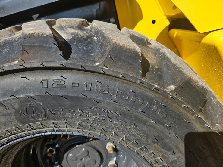 new-holland-l320-image-36