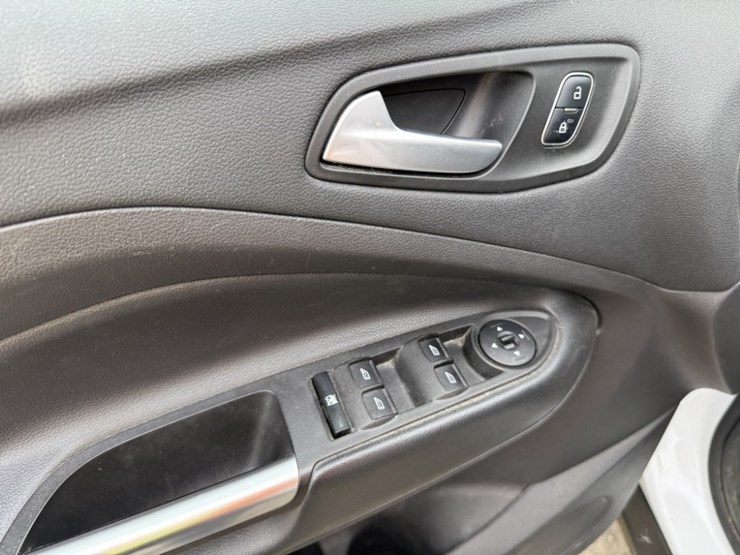 2017-ford-escape-se-image-24